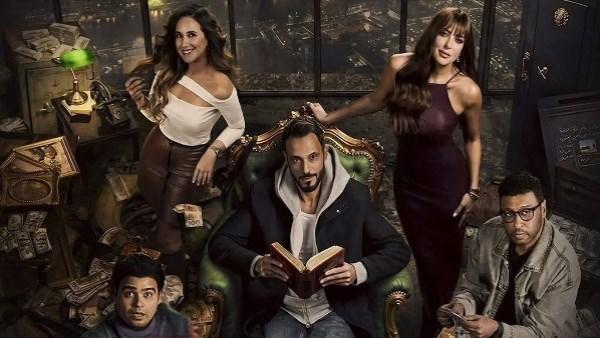 يوسف الشريف في مشهد من الحلقة 7 من مسلسل فن الحرب أثناء رد الأموال للمتضررين وزيارة والده في السجن