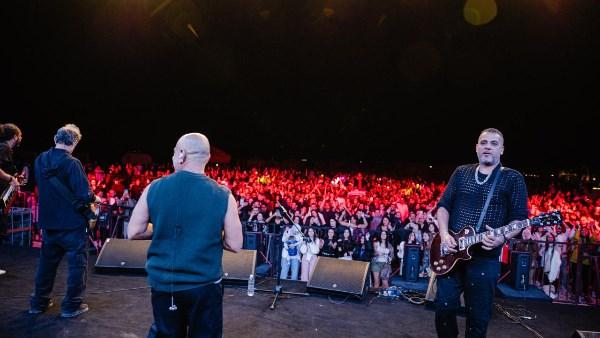 فريق مسار إجباري يفتتح مهرجان عيد الحب في نويبع بأداء حيوي أمام جمهور متنوع 