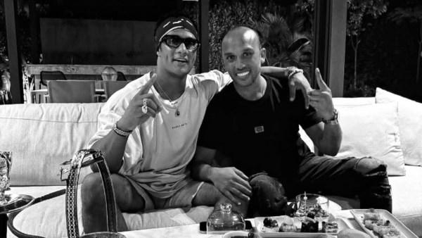 محمد رمضان مع إسلام رضا في صورة نعي بعد وفاة شقيق الفنانة زينة