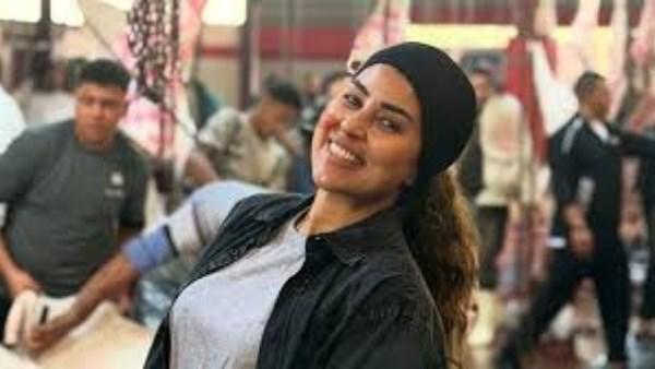 آيتن عامر بدون مكياج في كواليس مسلسل كلهم بيحبوا مودي