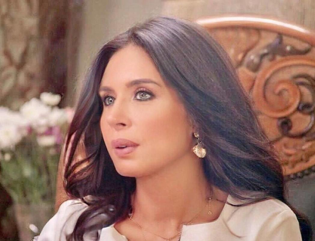 الراقصة دينا خلال حديثها عن الرقص والالتزام الديني وأكاديميتها الخاصة في برنامج تلفزيوني