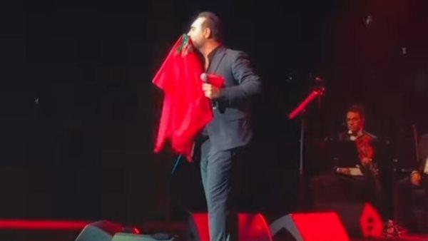 وائل جسار يقبّل العلم المغربي خلال حفله ويقدّم رسالة دعم للشعب المغربي