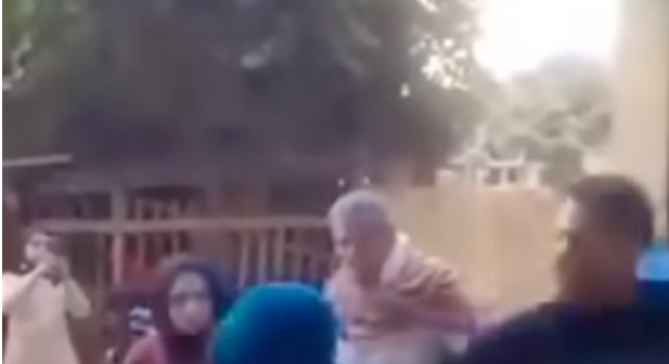 الأجهزة الأمنية تفحص فيديو لشاب يعتدي على والدته في الشارع.