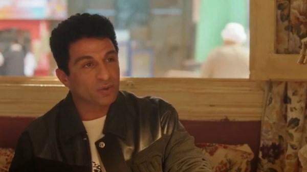 مشهد مواجهة بين أحمد كشك ومحمد عادل إمام في الحلقة السابعة من مسلسل الكينج وسط تصاعد الصراع الدرامي