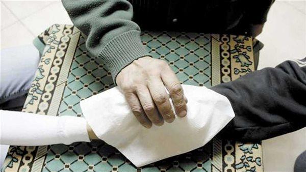 سبب تغطية يد المأذون أثناء عقد القران والمعنى الحقيقي لها