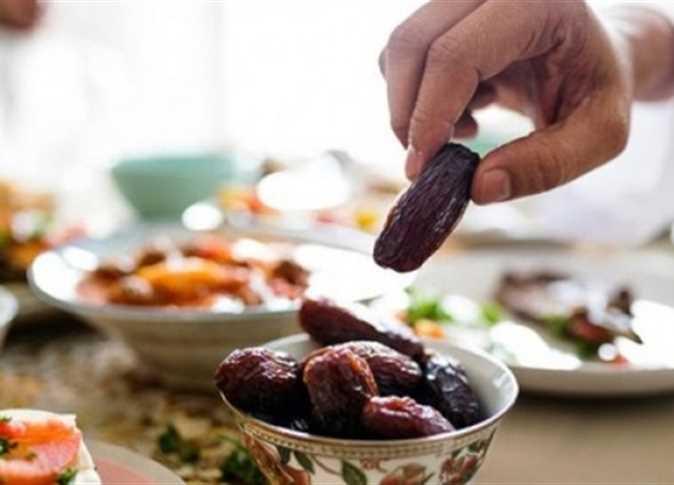 المسلمون يتناولون وجبة السحور في أول ليلة من رمضان 2026