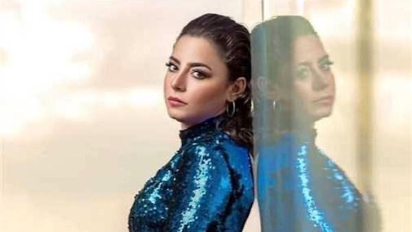 إلهام عبدالبديع خلال حديثها عن حياتها وتجربتها الجديدة في برنامج بطل الحكاية