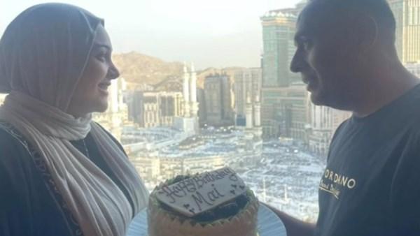 محمود عبد المغني يحتفل بعيد ميلاد زوجته في مكة أثناء أداء العمرة