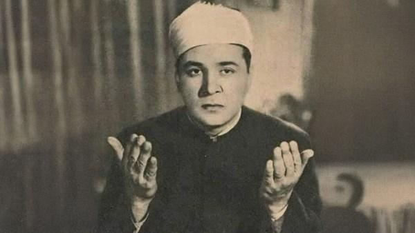 الفنان حسين صدقي أمام أحد مساجد القاهرة في خمسينيات القرن الماضي