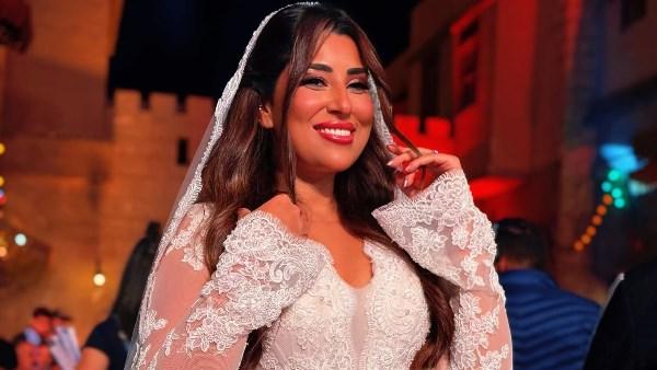 آيتن عامر بإطلالة فستان الزفاف من كواليس مسلسل كلهم بيحبوا مودي