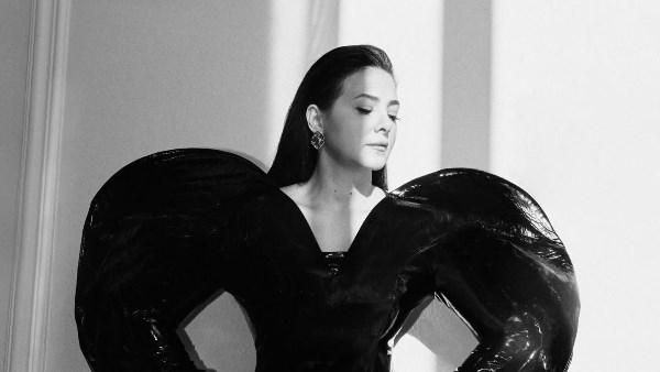 دنيا سمير غانم بفستان أسود مبتكر خلال أحدث جلسة تصوير