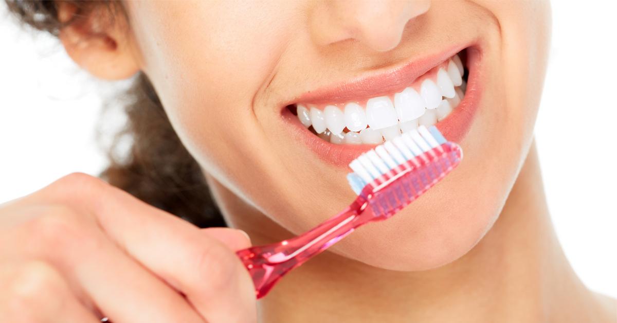 تنظيف الأسنان يوميًا يقلل خطر الخرف والأمراض المزمنة