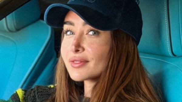 هنا الزاهد بإطلالة كاجوال شتوية طبيعية من داخل السيارة