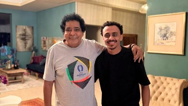 كزبرة يلتقط صورة تذكارية مع الفنان محمد منير خلال زيارته لمنزله