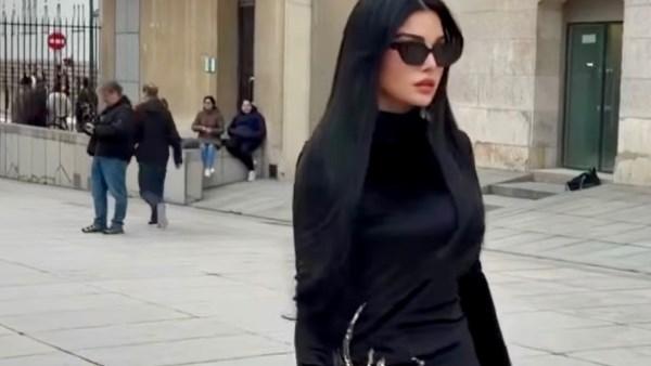 هيفاء وهبي في باريس خلال حضورها عرض أزياء طوني ورد بإطلالة أنيقة وجذابة تبرز جمالها وأناقتها.