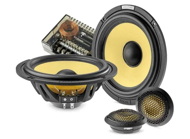 مقارنة بين أفضل ماركات صوت السيارات مثل روكفورد فوسجيت وإنفينيتي وهيرتز وفوكل وبلاوبونكت من حيث جودة الصوت والأداء