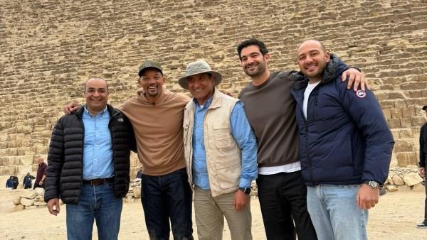 ويل سميث خلال زيارته لمنطقة أهرامات الجيزة أمام هرم خوفو الأكبر