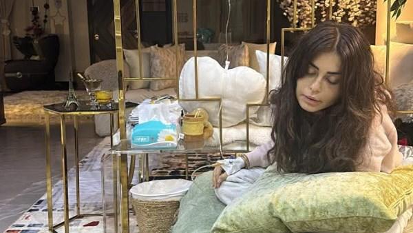 منّة فضالي تظهر بالحجاب في البوستر الرسمي لمسلسل «وننسى اللي كان»، وسط أجواء درامية مثيرة.