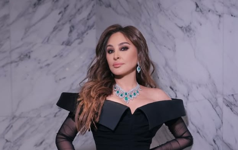 إطلالة إليسا بفستان أسود خلال كواليس حفل Joy Awards في الرياض