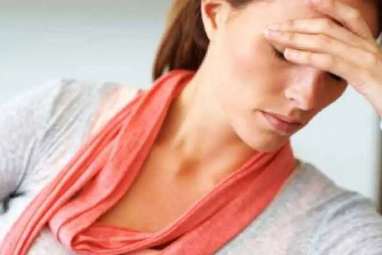 شخص يمارس التأمل والخروج للطبيعة للتخفيف من التوتر