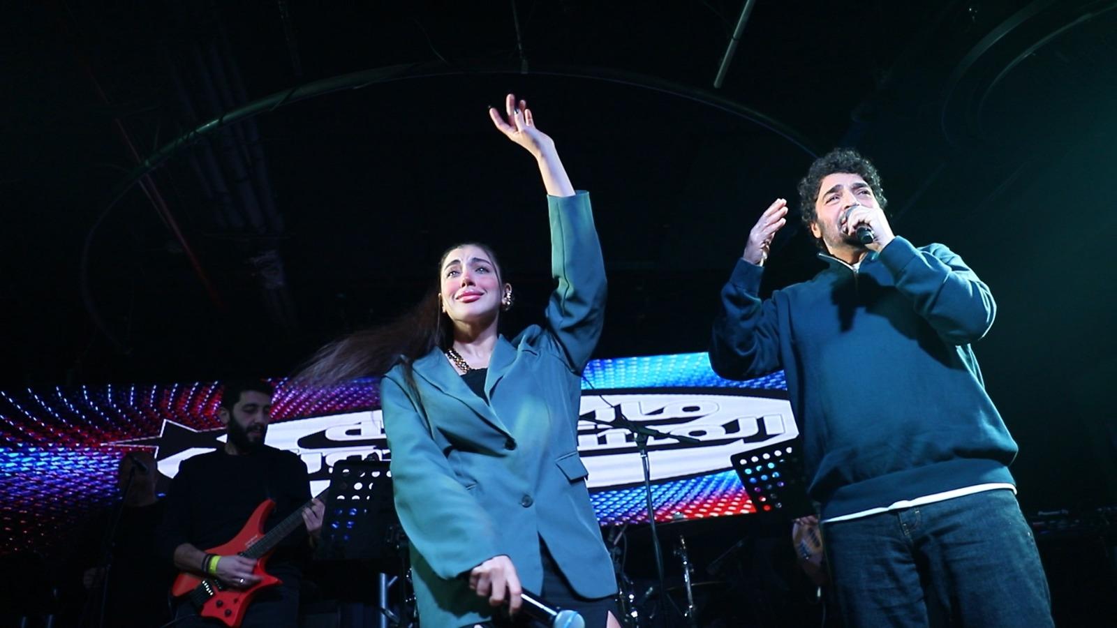 حميد الشاعري على مسرح كايرو جاز خلال حفل Sold Out، مع لحظات مفاجآت غنائية وحضور جماهيري ضخم.