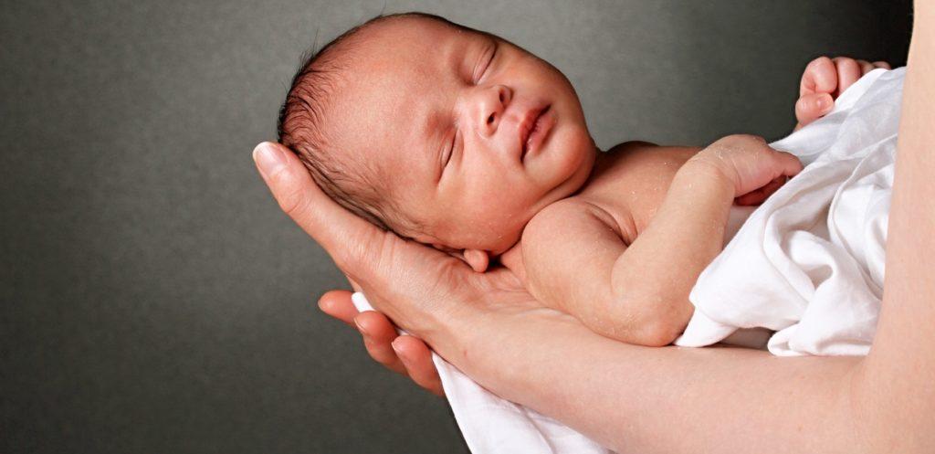 تأثير الولادة القيصرية والطبيعية على ميكروبيوم أمعاء الطفل