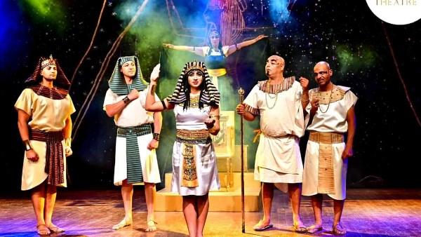 ملصق عرض “حتشبسوت” و”إخناتون” على مسرح المتحف المصري الكبير، يظهر لمحة من الأزياء الفرعونية والإضاءة المسرحية التي تعيد الحياة إلى التاريخ.