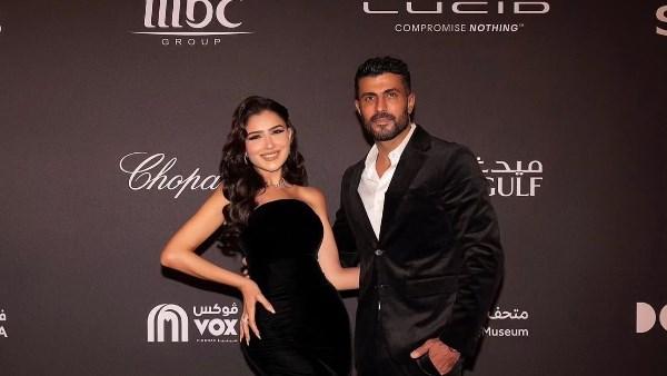 محمد سامي يحمل زوجته مي عمر في لقطة رومانسية مع أبلة فاهيتا