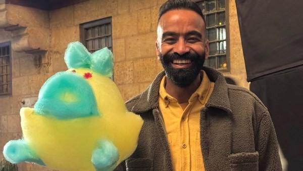 محمود الليثي أثناء تصوير مسلسل “على قد الحب” في شارع المعز وسط تفاعل الجمهور