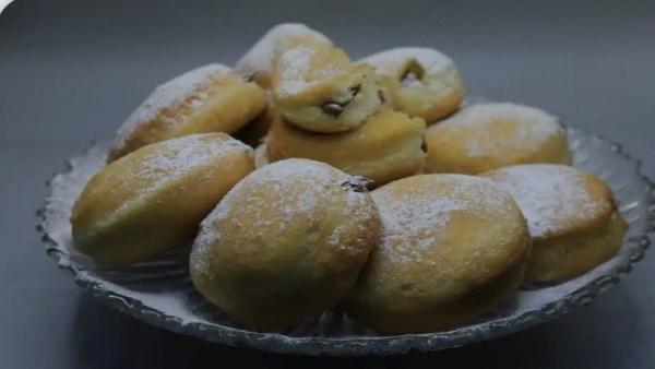 صورة دونتس محشو بالشوكولاتة مع رشة سكر بودرة