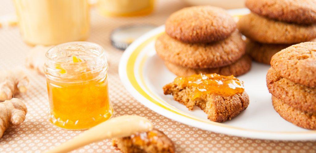 مجموعة حلويات صحية بدون سكر مثل كوكيز الشوفان وبراونيز التمر وآيس كريم المانجو