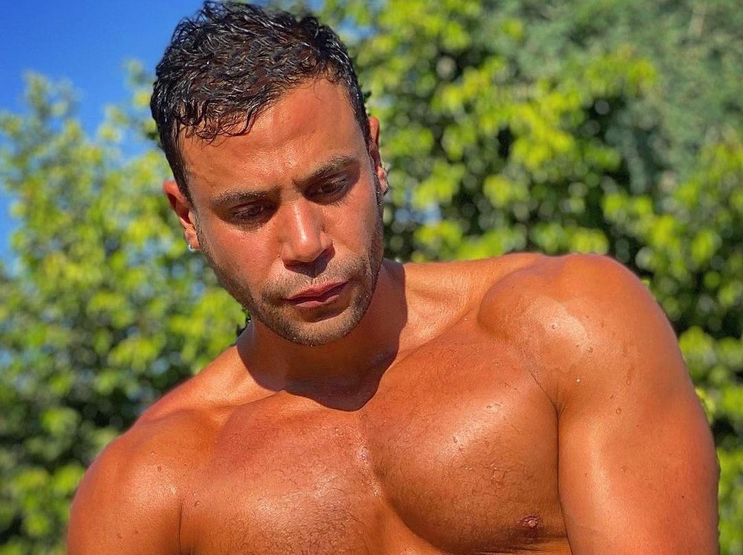 محمد إمام يلتقط صورًا مع جمهوره أثناء تصوير مسلسله «الكينج» بابتسامة