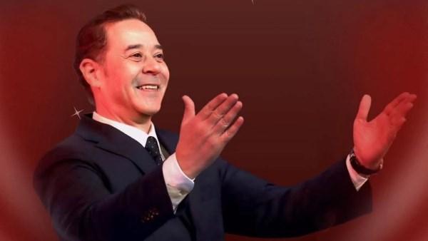 مدحت صالح على مسرح الأوبرا المصرية استعدادًا لحفل عيد الحب يوم 13 فبراير.