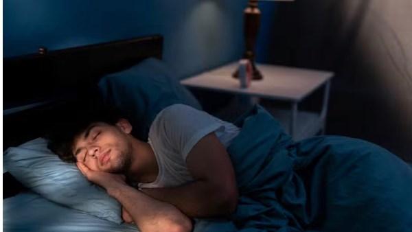 رسم بياني لتخطيط النوم مع إشارات الدماغ والقلب والتنفس، ومفهوم الذكاء الاصطناعي