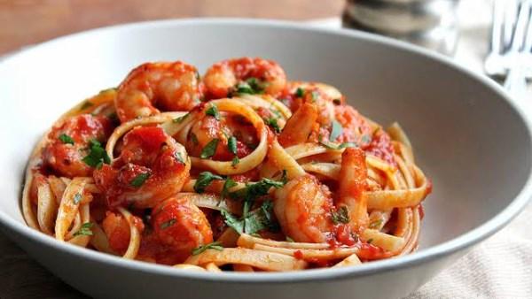 طبق مكرونة بالجمبري مع صلصة طماطم وبقدونس