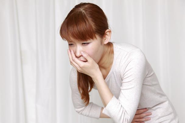 أطعمة تجنبها بعد التقيؤ لتخفيف الغثيان وتهيّج المعدة