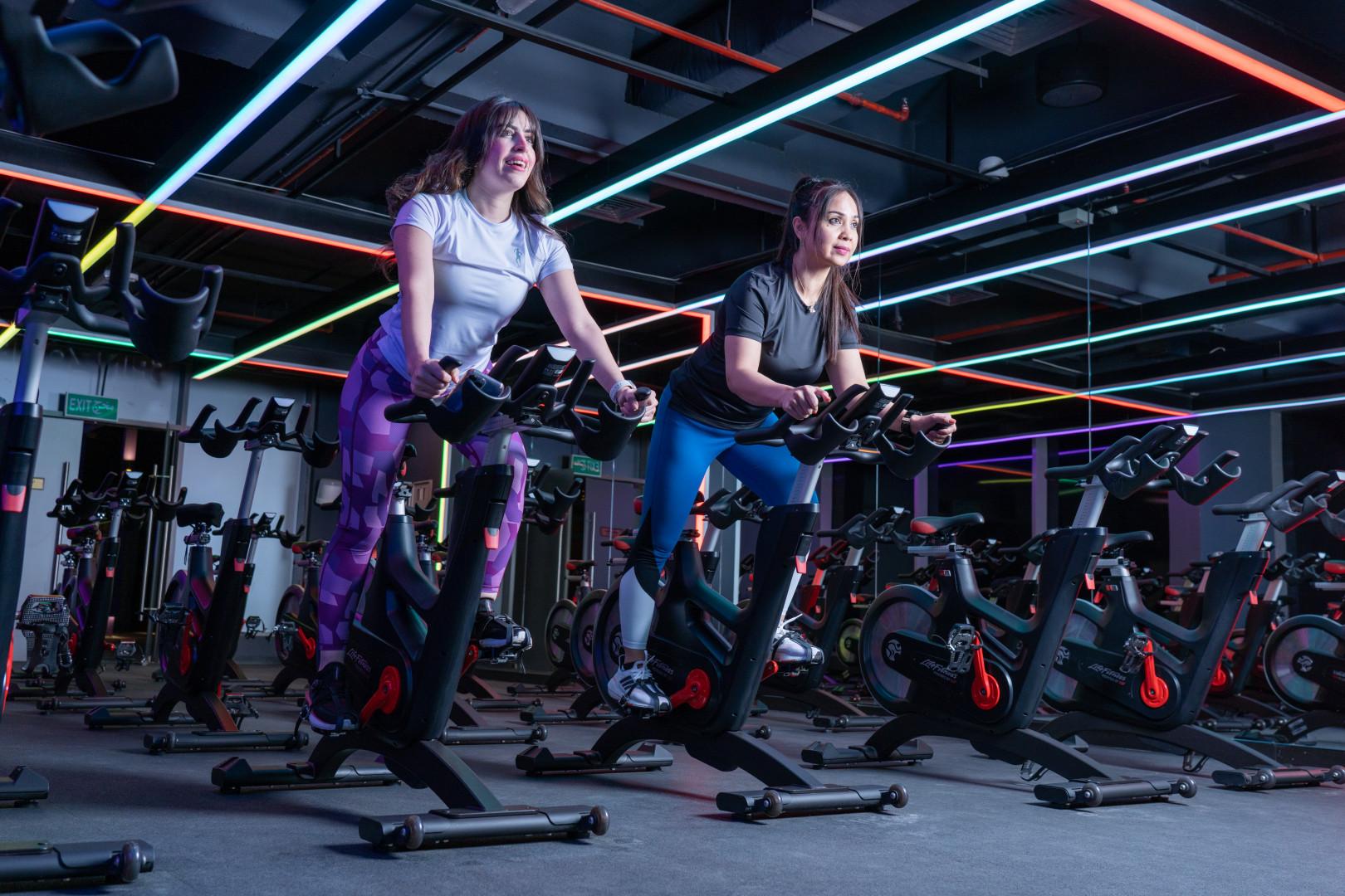 فوائد ركوب الدراجة الثابتة على الصحة والعضلات