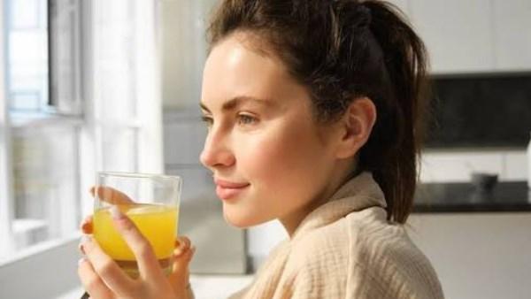 امرأة تمارس تمارين التنفس العميق لتخفيف التوتر في المنزل