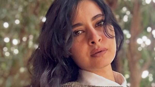 صورة للفنانة رحمة أحمد أثناء حديثها عن قرار الابتعاد عن التمثيل، مع تعبيرات تظهر صراحتها وتأثرها.