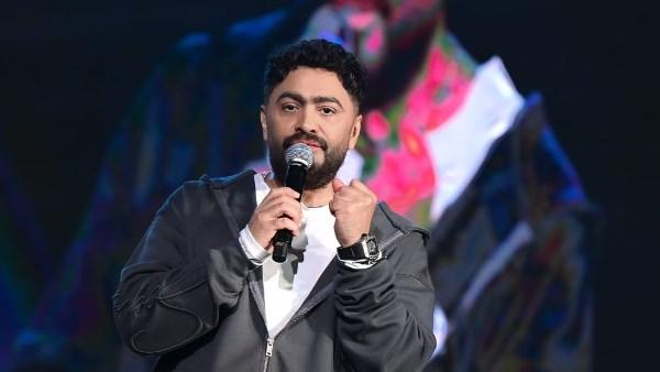 تامر حسني على خشبة المسرح خلال حفل شتوي ضخم، يدعم شيرين عبد الوهاب بأغنيتها "بص بقى"