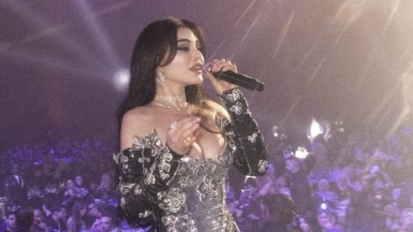 هيفاء وهبي تقطع فستانها على المسرح خلال أحد حفلاتها