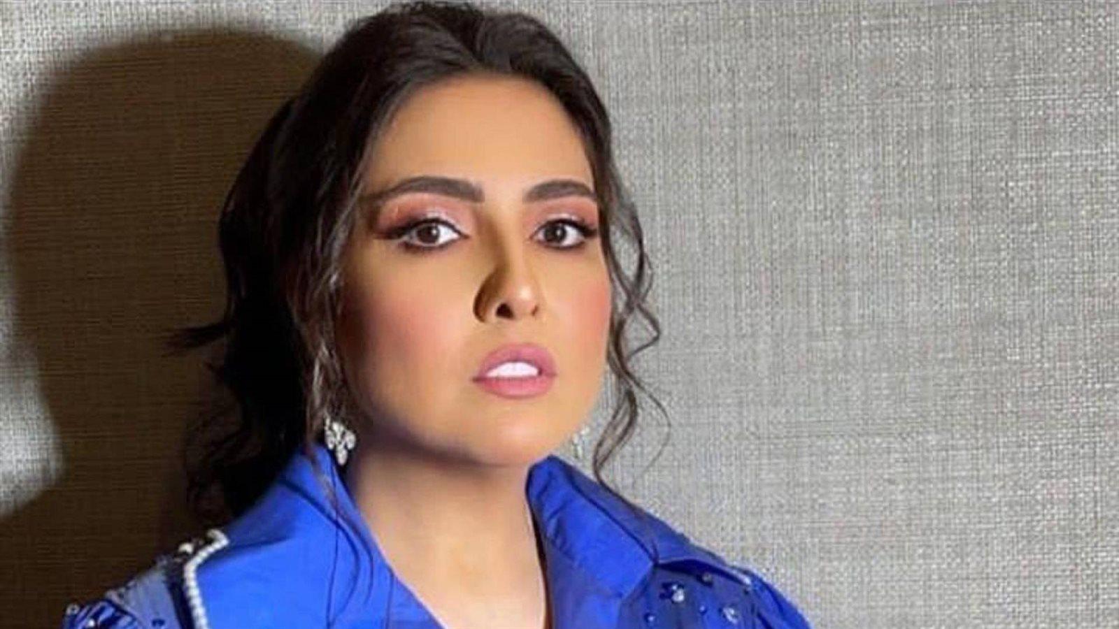 مي كساب وأوكا يحتفلان برأس السنة أمام شجرة الكريسماس