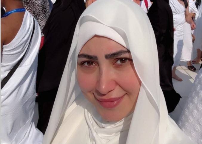 بوسي أثناء أداء مناسك العمرة داخل الحرم المكي، وتظهر بإطلالة محتشمة وروحانية مع تعليق الشكر والامتنان.