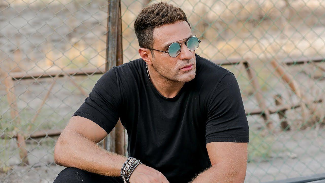 الفنان محمد نور يحمل ساعة نادرة تحتوي على قطعة من كسوة الروضة الشريفة.