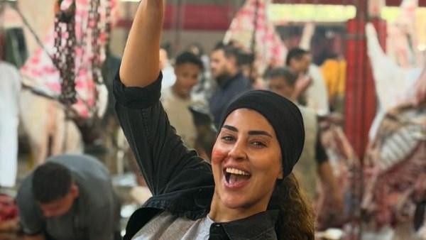 آيتن عامر من داخل "المدبح" بإطلالة غريبة بدون مكياج