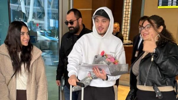 الشامي يستقبل بالورود في مطار القاهرة وسط جمهور متحمس قبل حفله بالزمالك 