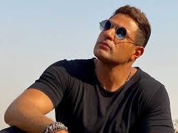 محمد نور مع الساعة النادرة التي تحتوي كسوة الروضة الشريفة