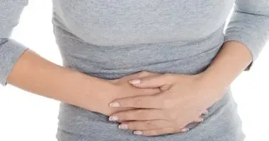 علامات آلام البطن الخطيرة لدى النساء ومتى يجب استشارة الطبيب