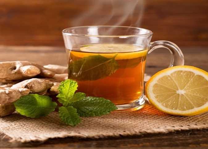 كوب زنجبيل بالليمون دافئ في الشتاء