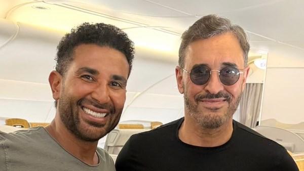 أحمد سعد يلتقط صورة مع أستاذه الفنان كاظم الساهر على متن الطائرة